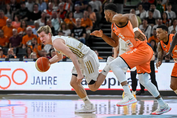 举个对比案 举个对比案